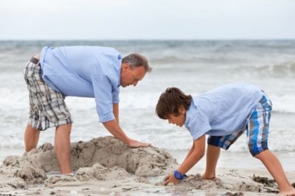 Vater_Sohn_spielen_Strand