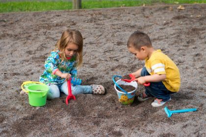 Kinder spielen im Sand